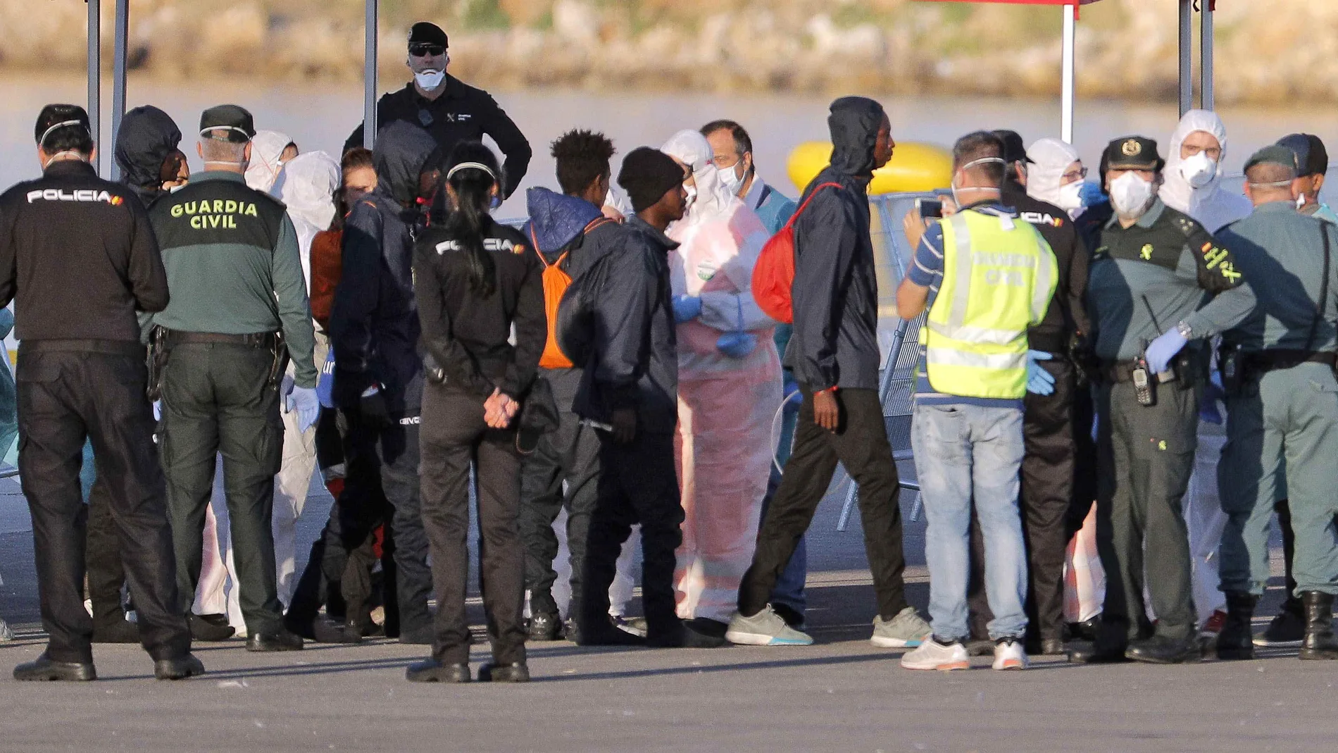 Inmigrantes que viajaban en el Dattilo son atendidos a su llegada al puerto valenciano Inmigrantes que viajaban en el Dattilo son atendidos a su llegada al puerto valenciano