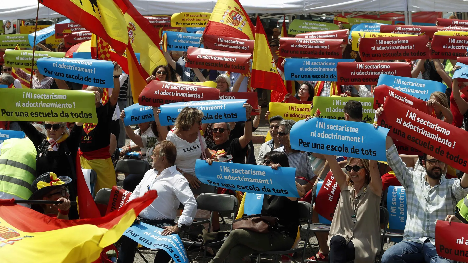 Varios centenares de personas han participado en la concentración en apoyo de los alumnos del Instituto El Palau Varios centenares de personas han participado en la concentración en apoyo de los alumnos del Instituto El Palau