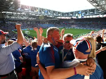 Aficionados islandeses celebran el empate contra Argentina Aficionados islandeses celebran el empate contra Argentina