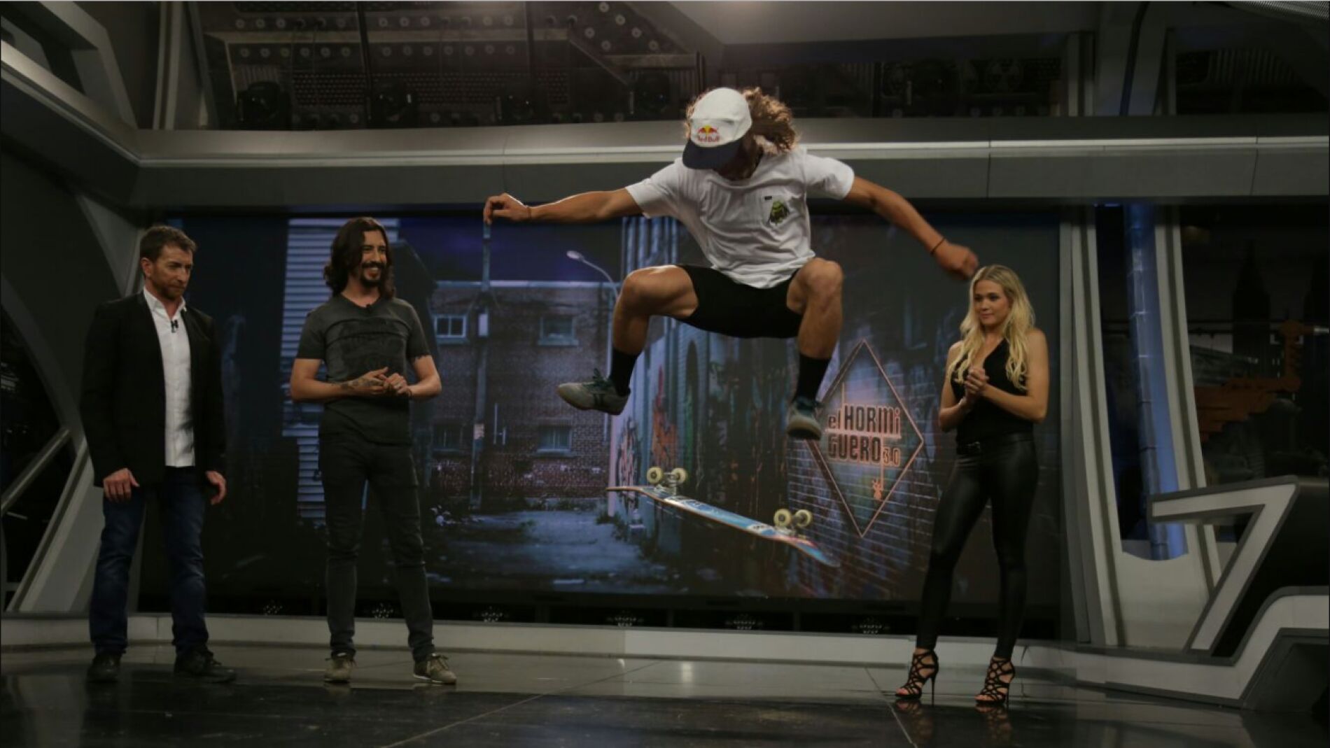 Marron mezcla ciencia y deporte en 'El Hormiguero 3.0' con un aut&eacute;ntico crack del skate