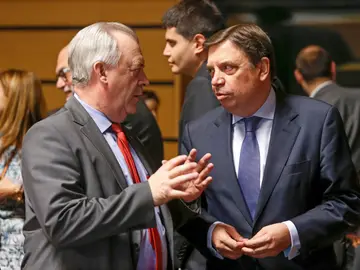 El ministro español de Agricultura, Pesca y Alimentación, Luis Planas (d), conversa con el ministro sueco de Asuntos Rurales, Sven-Erik Bucht (i) El ministro español de Agricultura, Pesca y Alimentación, Luis Planas (d), conversa con el ministro sueco de Asuntos Rurales, Sven-Erik Bucht (i)