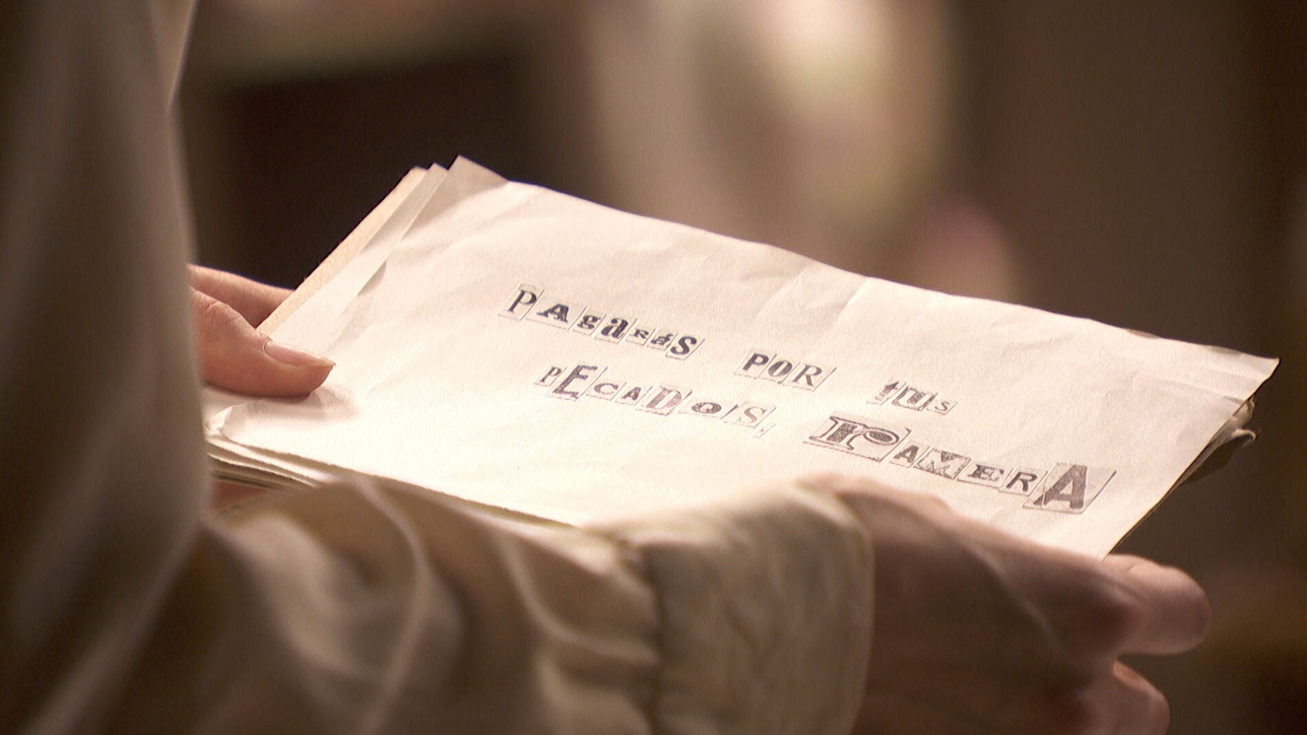 Una nota an&oacute;nima llega a Puente Viejo: "Pagar&aacute;s por tus pecados ramera" 