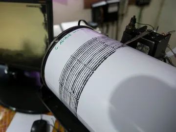 Imagen de archivo de un sismógrafo, instrumento que detecta la intensidad, duración de los temblores de tierra durante un terremoto. Imagen de archivo de un sismógrafo, instrumento que detecta la intensidad, duración de los temblores de tierra durante un terremoto.