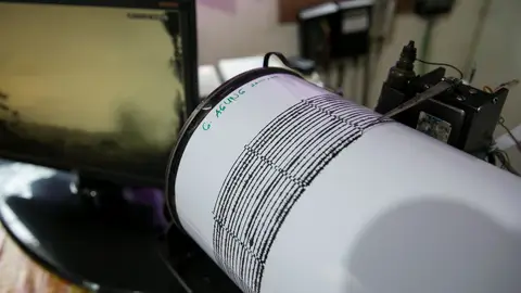 Imagen de archivo de un sismógrafo, instrumento que detecta la intensidad, duración de los temblores de tierra durante un terremoto. Imagen de archivo de un sismógrafo, instrumento que detecta la intensidad, duración de los temblores de tierra durante un terremoto.