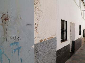 En la imagen, restos de sangre de la víctima en la fachada de la vivienda. 