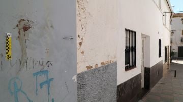 En la imagen, restos de sangre de la víctima en la fachada de la vivienda. 