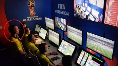 El vacile de Ramos a Lucas Vázquez con un colegiado en la sala del VAR del Mundial