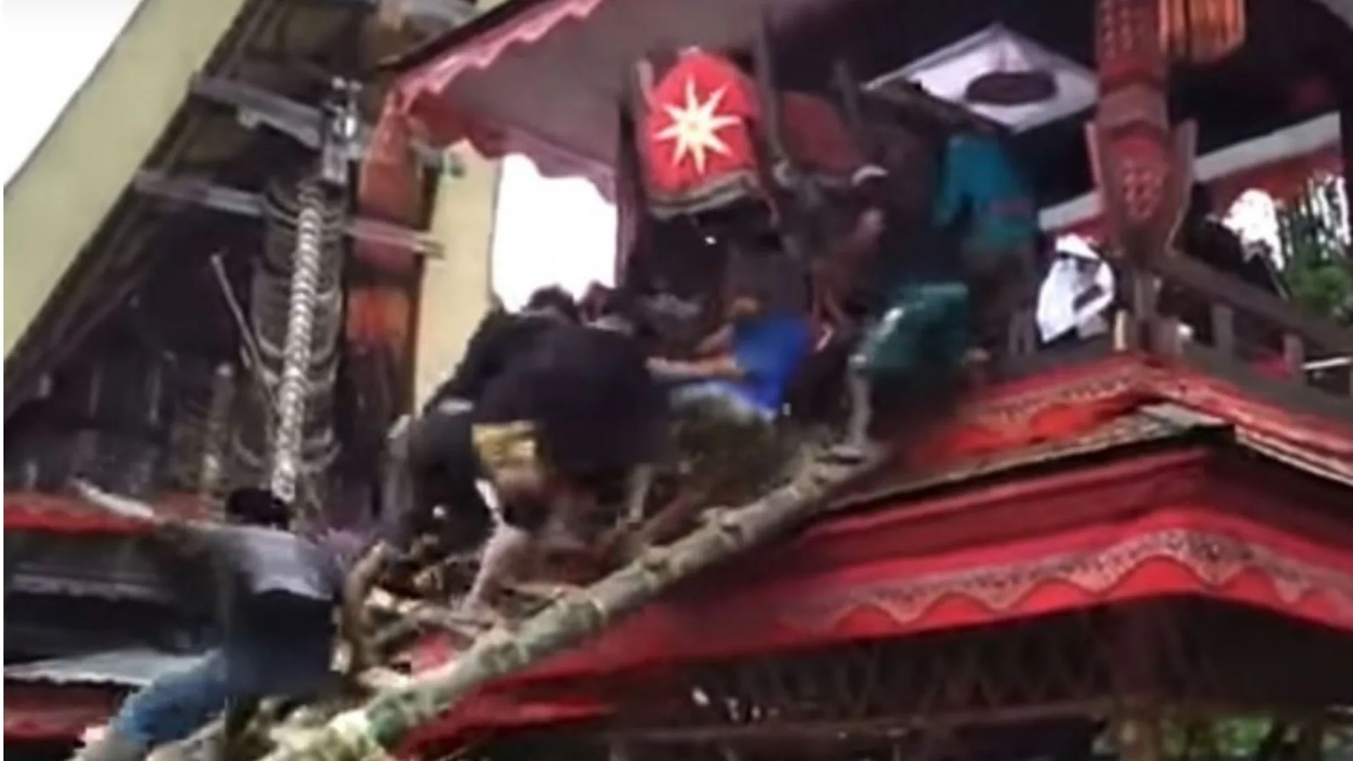 Momento previo a que cayera el ataúd Momento previo a que cayera el ataúd