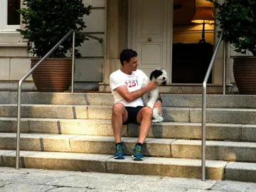 Sánchez junto a su perra Sánchez junto a su perra