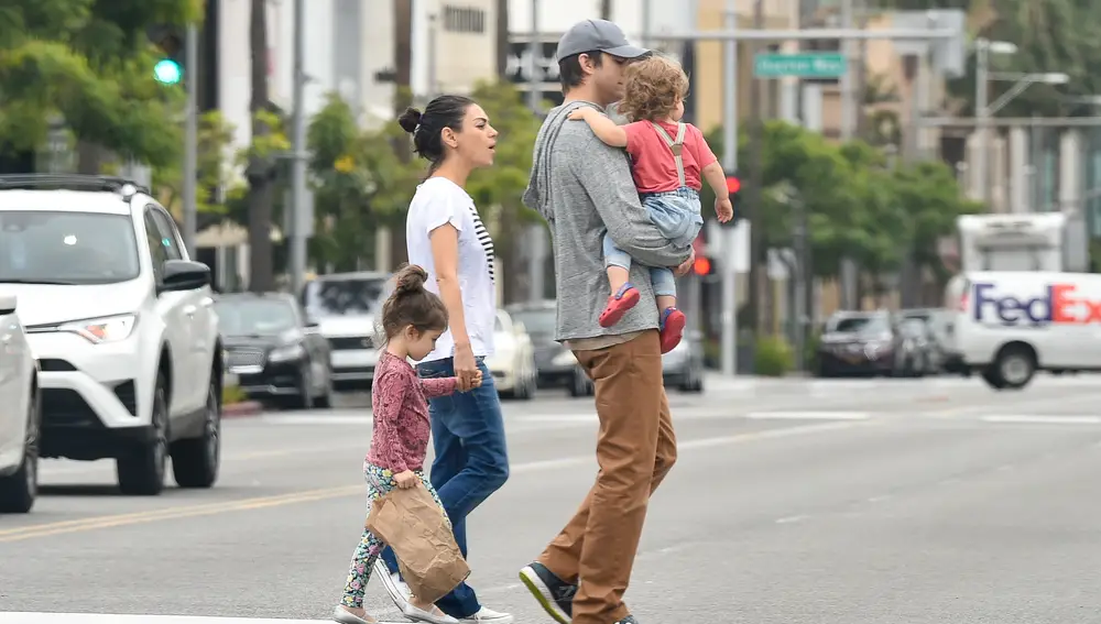 El paseo familia de Ashton Kutcher y Mila Kunis 