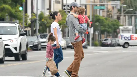 El paseo familia de Ashton Kutcher y Mila Kunis Por las calles de Los Ángeles