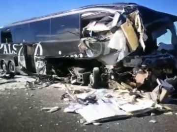 Dos muertos y 13 heridos al colisionar un autobús y un camión en Bailén 