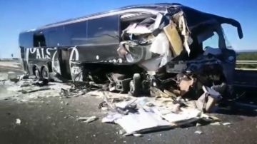 Dos muertos y 13 heridos al colisionar un autobús y un camión en Bailén  