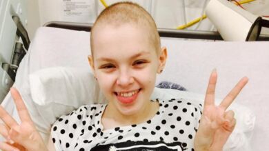 Una niña de 14 años logra vencer al cáncer gracias a miles de donaciones