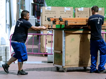 Imagen de archivo de dos jóvenes operarios trabajando en las calles de Valladolid Imagen de archivo de dos jóvenes operarios trabajando en las calles de Valladolid