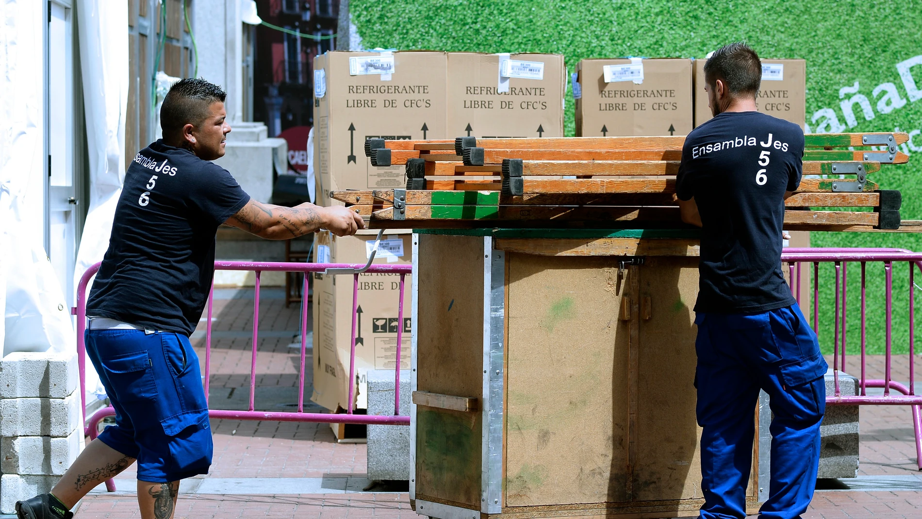 Imagen de archivo de dos jóvenes operarios trabajando en las calles de Valladolid Imagen de archivo de dos jóvenes operarios trabajando en las calles de Valladolid