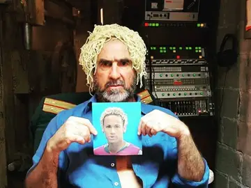 Cantona, con una foto de Neymar Cantona, con una foto de Neymar