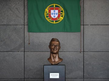 El busto de Cristiano Ronaldo en el aeropuerto de Madeira