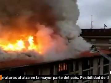 Un incendio en una fábrica conservera en Ondarroa, en Vizcaya, obliga a desalojar a 50 familias