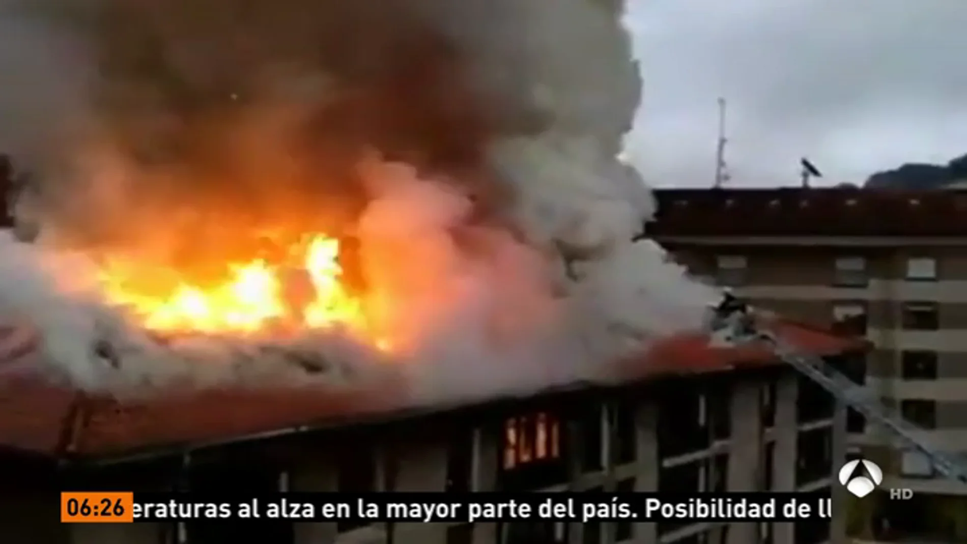 Un incendio en una fábrica conservera en Ondarroa, en Vizcaya, obliga a desalojar a 50 familias Un incendio en una fábrica conservera en Ondarroa, en Vizcaya, obliga a desalojar a 50 familias
