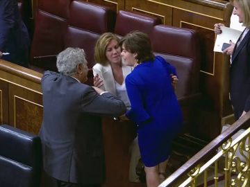Sáenz de Santamaría y Cospedal se saludan cordialmente en el Congreso Sáenz de Santamaría y Cospedal se saludan cordialmente en el Congreso