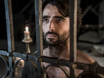 Arnau, arrodillado frente a su madre Arnau, arrodillado frente a su madre