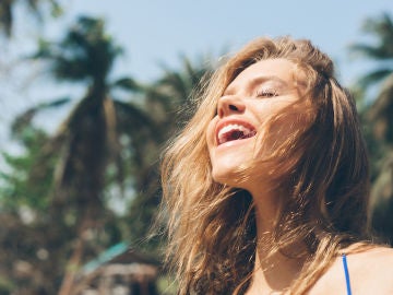 Mujer tomando sol