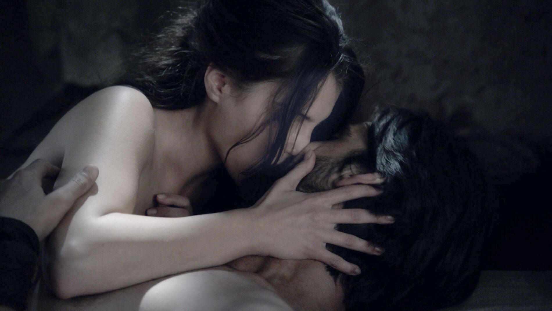 El fogoso encuentro de Aledis y Arnau bajo la lluvia 