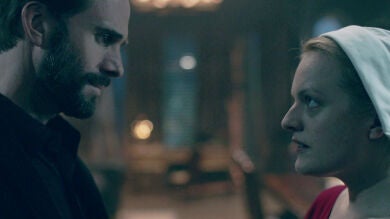 Defred rompe las reglas y se reúne en secreto con el comandante Fred Waterford