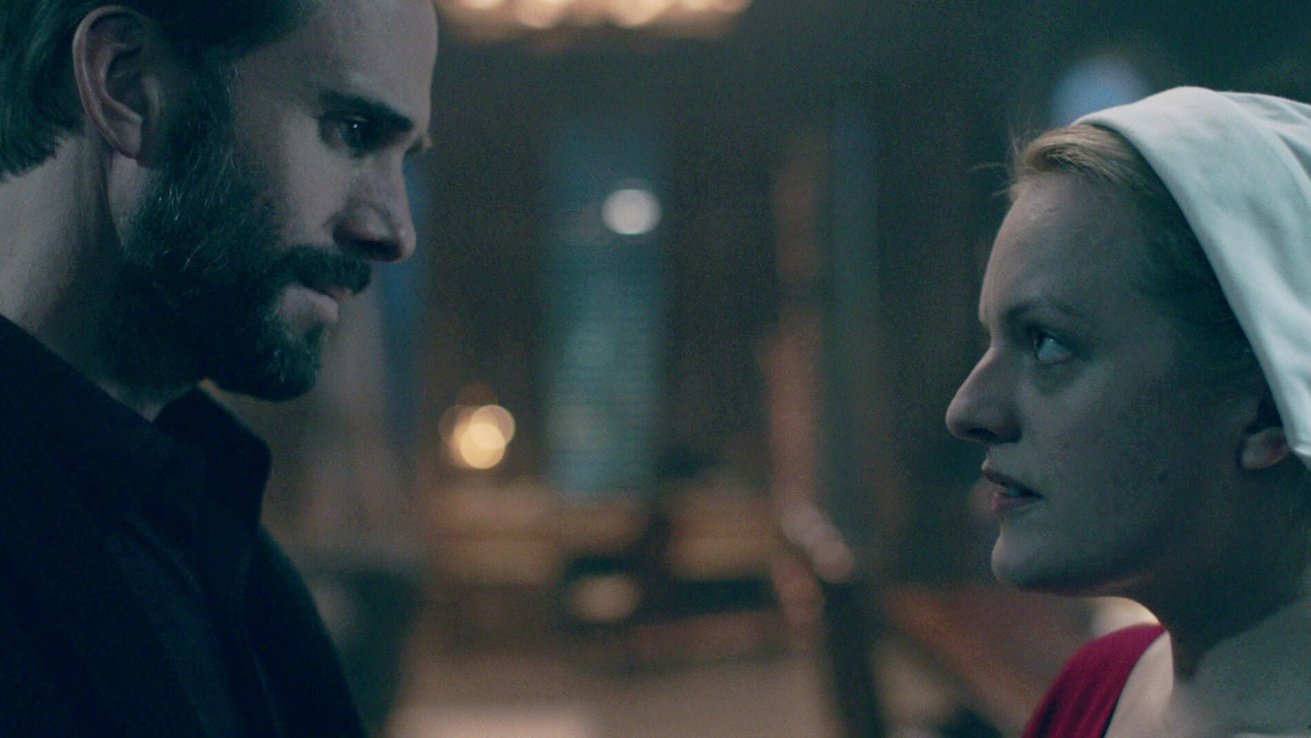 Defred rompe las reglas y se re&uacute;ne en secreto con el comandante Fred Waterford