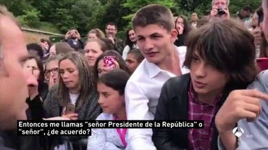 El menor al que regañó Macron asegura que vive un infierno desde entonces y que todos se burlan de él