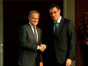 Sánchez analiza con Tusk en Moncloa el problema migratorio de la UE Sánchez analiza con Tusk en Moncloa el problema migratorio de la UE