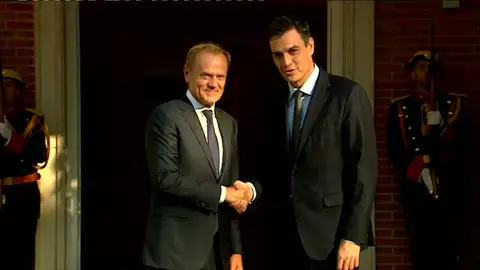 Sánchez analiza con Tusk en Moncloa el problema migratorio de la UE Sánchez analiza con Tusk en Moncloa el problema migratorio de la UE