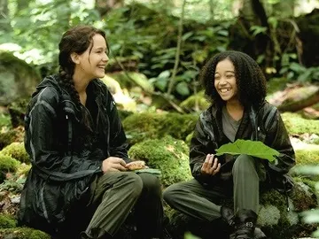 Katniss y Rue en 'Los juegos del hambre' Katniss y Rue en 'Los juegos del hambre'