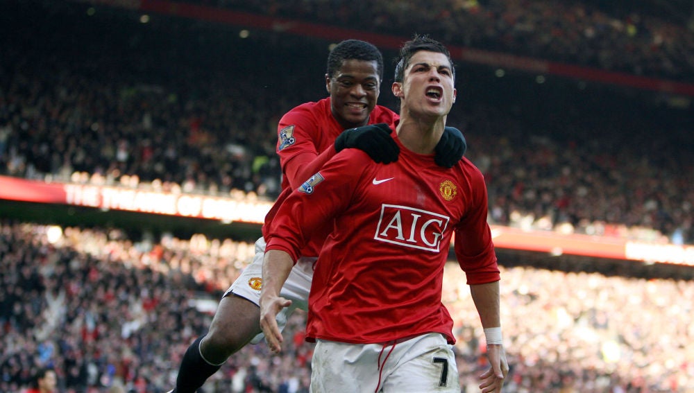 Evra celebra un gol con Cristiano Ronaldo