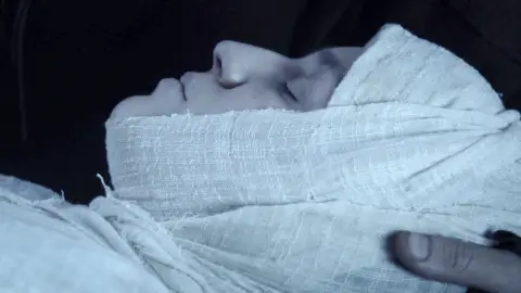 La muerte de María y la peste arruinan la vida de Arnau La muerte de María y la peste arruinan la vida de Arnau