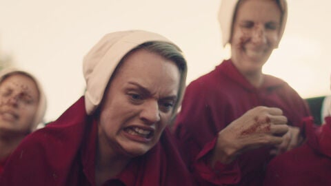 El ritual de 'La Salvación' saca el lado más salvaje de Defred y el resto de criadas al mando de la Tía Lydia