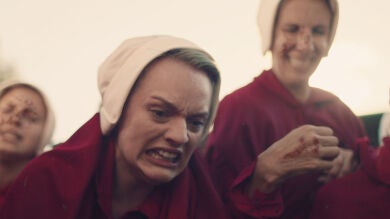 El ritual de 'La Salvación' saca el lado más salvaje de Defred y el resto de criadas al mando de la Tía Lydia