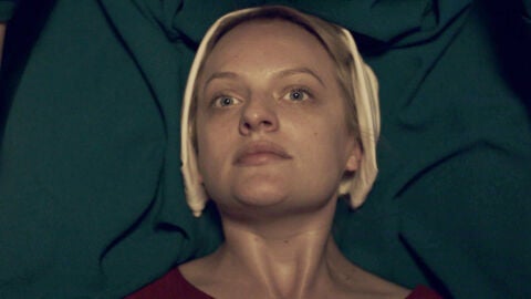 Defred es violada por el comandante Fred Waterford en el regazo de su esposa Serena Joy