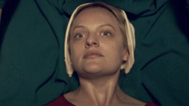 Defred es violada por el comandante Fred Waterford en el regazo de su esposa Serena Joy