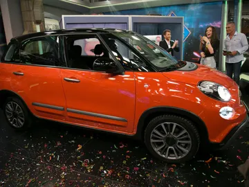 Manolo Sarriá le regala un coche a una persona del público de 'El Hormiguero 3.0' tras acertar unas preguntas sobre Hiba Abouk Manolo Sarriá le regala un coche a una persona del público de 'El Hormiguero 3.0' tras acertar unas preguntas sobre Hiba Abouk