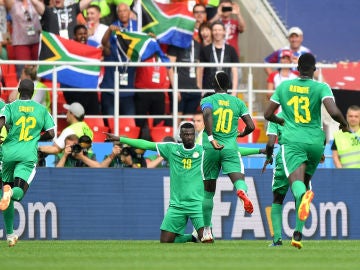 Los jugadores de Senegal celebran uno de los goles contra Polonia