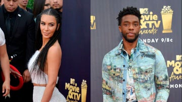 Kim Kardashian y Chadwick Boseman en la alfombra roja de los MTV Movie and TV Awards