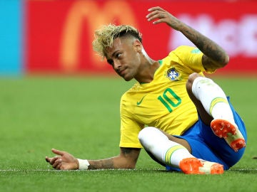 Neymar, en el suelo durante el partido contra Suiza