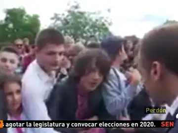 Macron regaña a un estudiante que le llamó 'Manu' y le pide que deje de hacer el imbécil y le llame "señor Presidente o señor" Macron regaña a un estudiante que le llamó 'Manu' y le pide que deje de hacer el imbécil y le llame "señor Presidente o señor"
