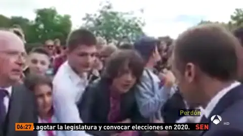 Macron regaña a un estudiante que le llamó 'Manu' y le pide que deje de hacer el imbécil y le llame "señor Presidente o señor" Macron regaña a un estudiante que le llamó 'Manu' y le pide que deje de hacer el imbécil y le llame "señor Presidente o señor"