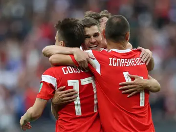 Los jugadores rusos celebran el gol de Golovin ante Arabia Saudí Los jugadores rusos celebran el gol de Golovin ante Arabia Saudí