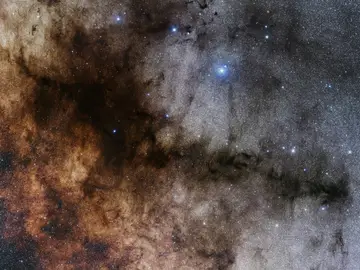 Las estrellas se distribuyen en los cumulos antes de brillar Las estrellas se distribuyen en los cumulos antes de brillar
