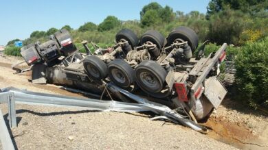 Activado el plan de emergencias tras volcar un camión con sulfato férrico en Huévar