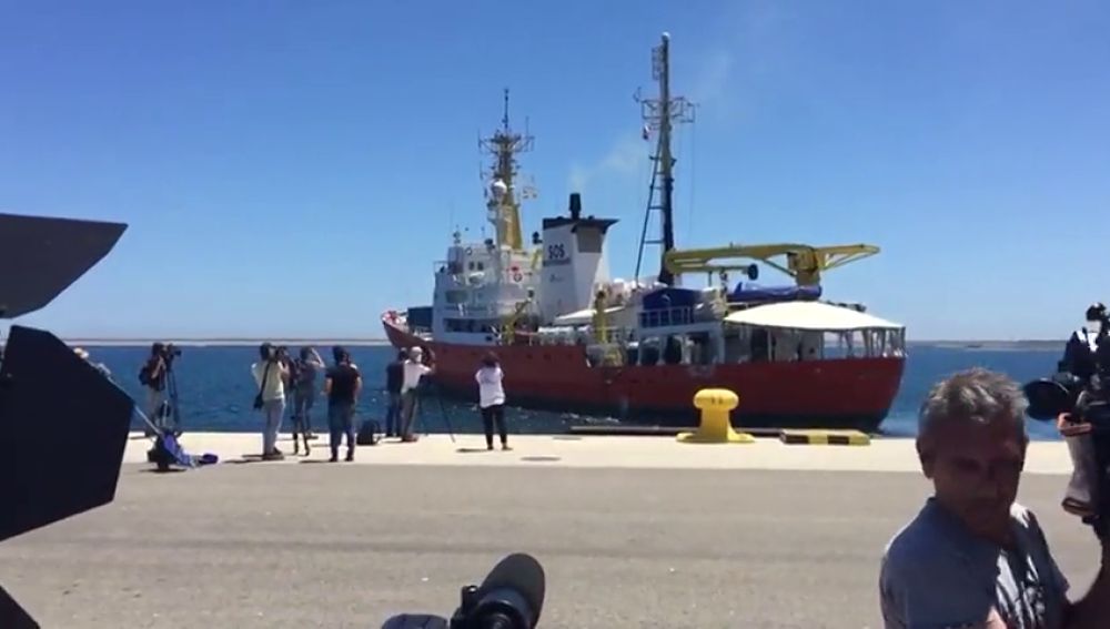 El Aquarius parte ya a aguas entre Libia y Sicilia